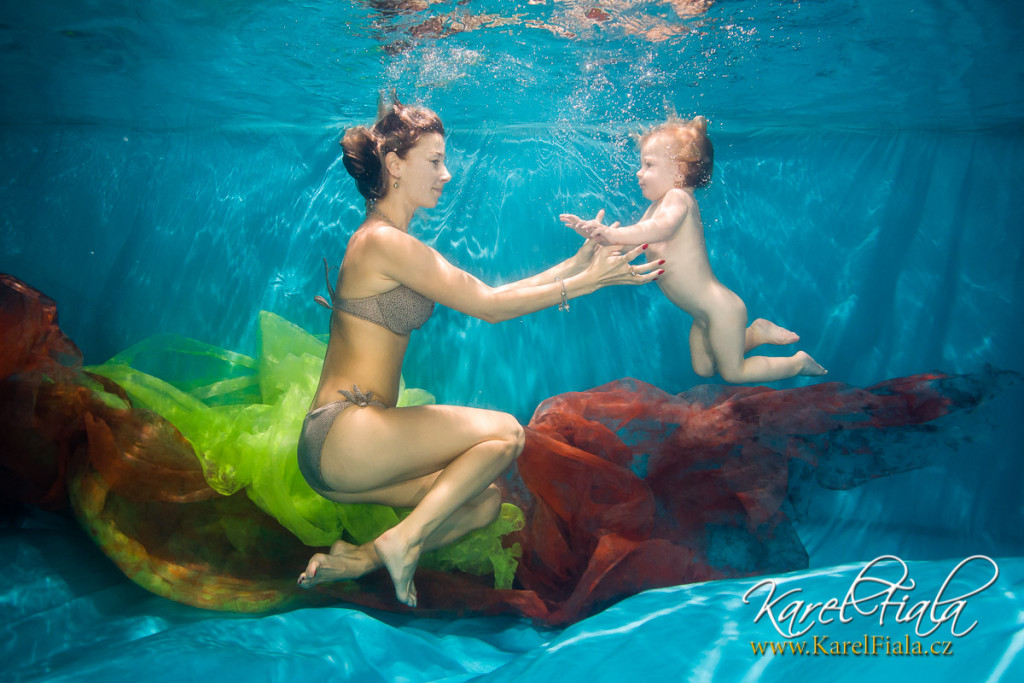 matka a dítě pod vodou