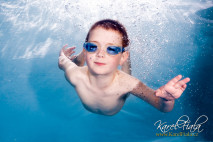 podvodní focení v plavecké škole dítě pod vodou fotograf pod vodou
