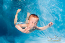 podvodní focení v plavecké škole dítě pod vodou fotograf pod vodou