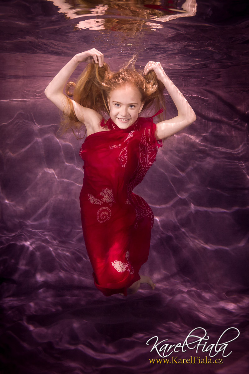 podvodní focení v plavecké škole dítě pod vodou fotograf