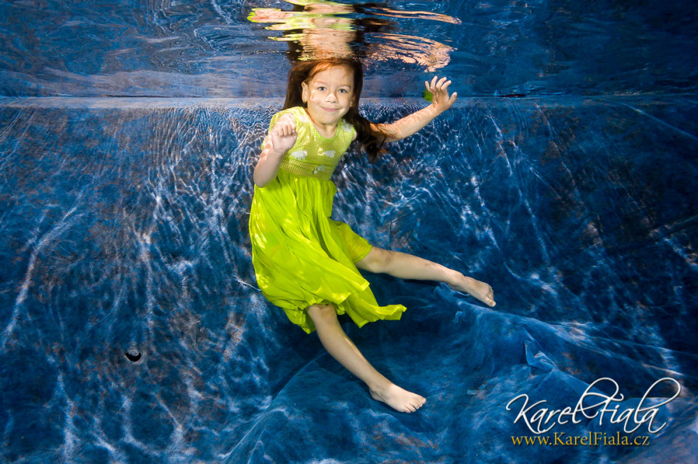podvodní focení v plavecké škole dítě pod vodou fotograf