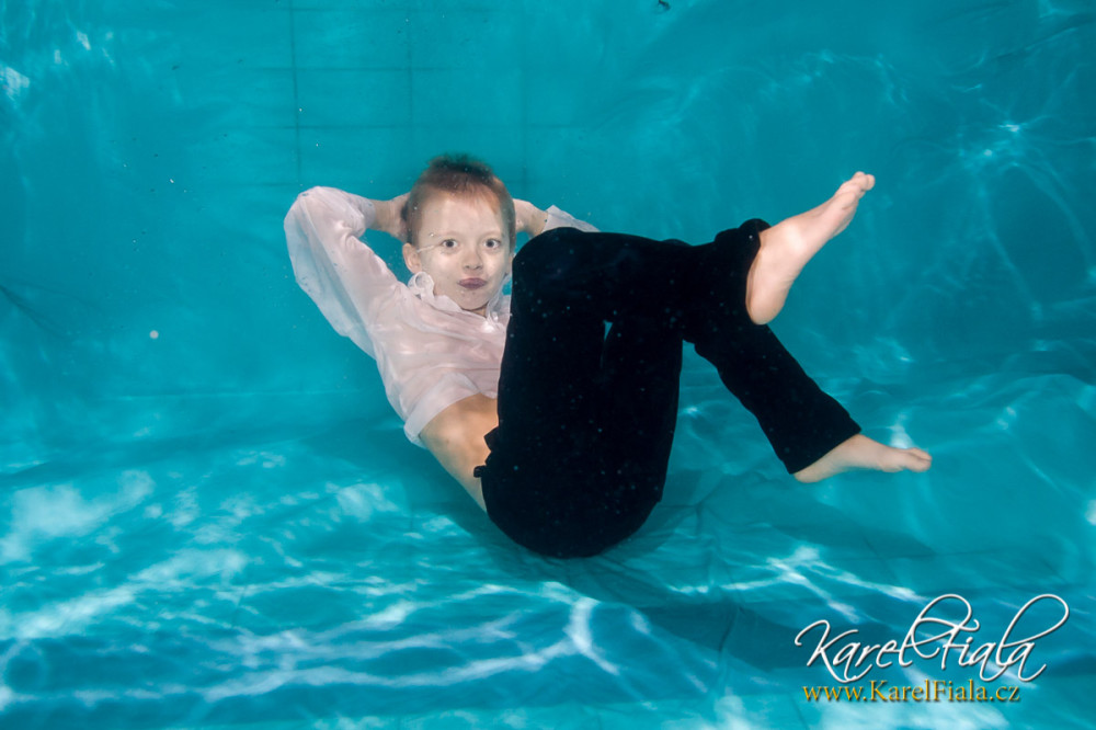 podvodní focení v plavecké škole dítě pod vodou fotograf
