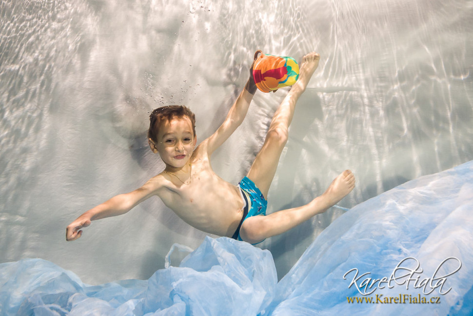 podvodní focení v plavecké škole dítě pod vodou fotograf
