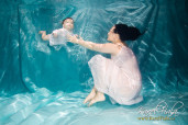 Podvodní fotograf vyfotil matku s dítětem pod vodou